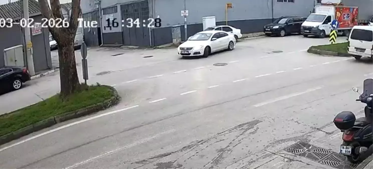 Bursa\'da Kaza: Otomobil Motosiklete Çarptı
