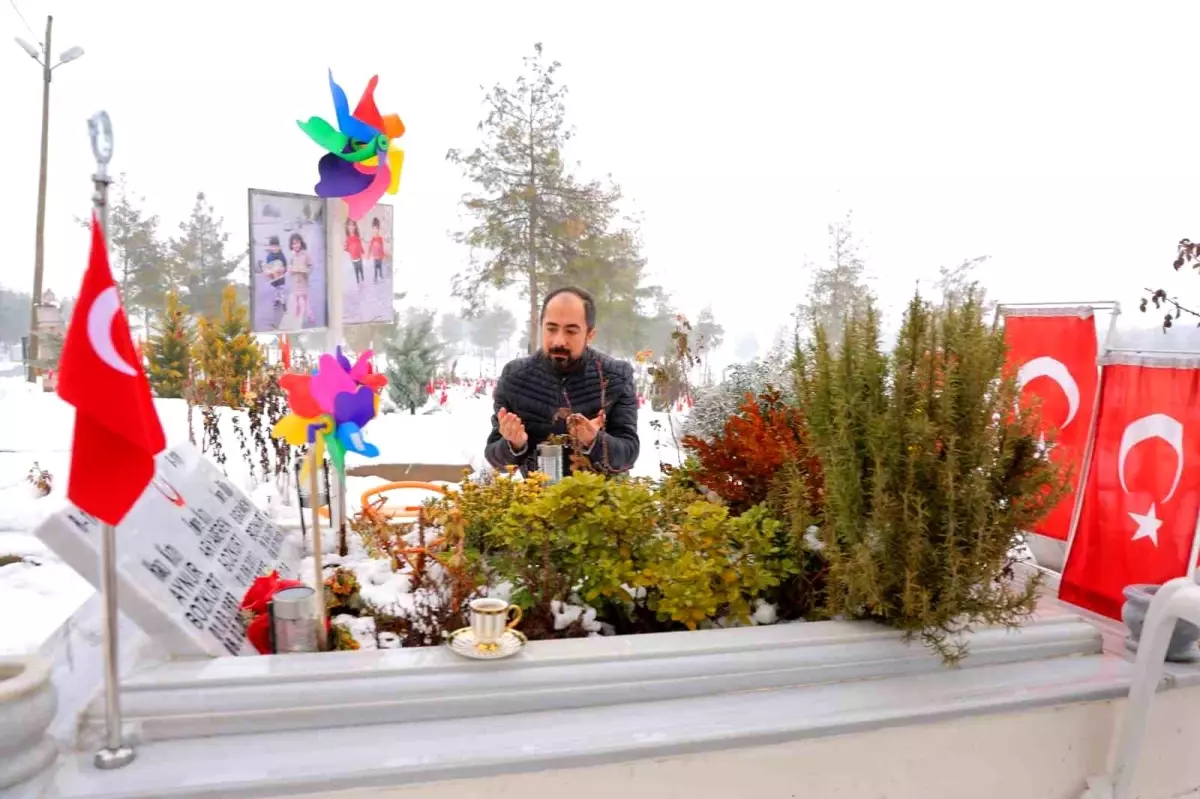 Acılı Baba Her Gün Ziyaret Ediyor