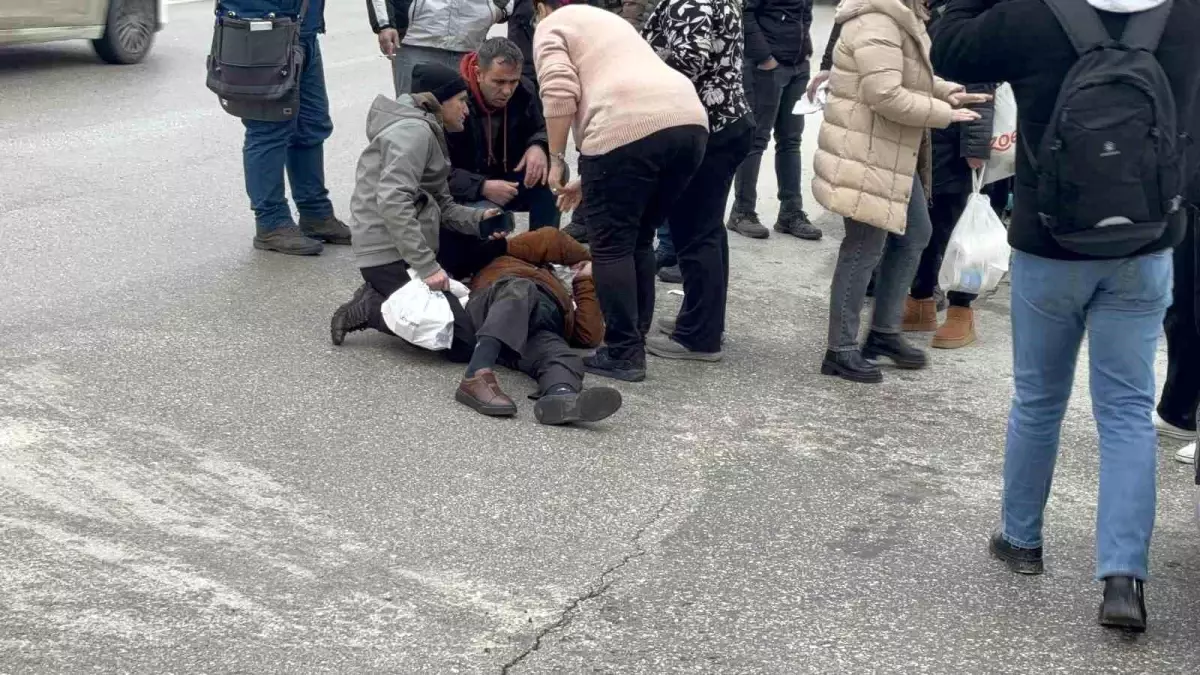 Edirne\'de Yaşlı Adam Motosikletin Çarpmasıyla Yaralandı