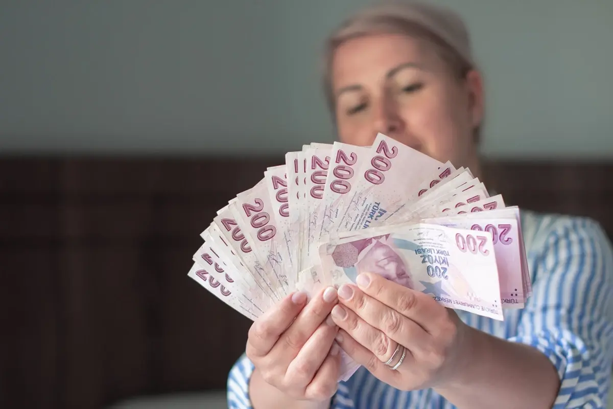 Emeklilerin beklediği ödemeler hesaplara yattı