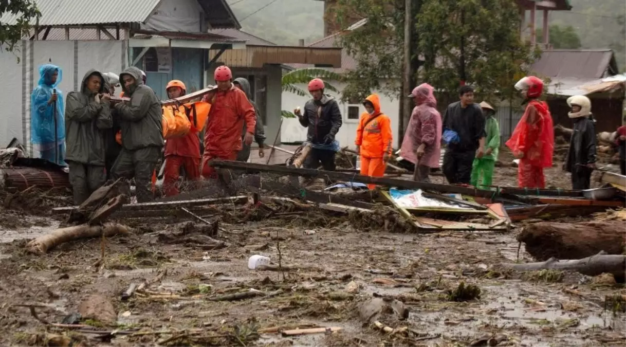 Endonezya\'da Toprak Kayması: 85 Ölü