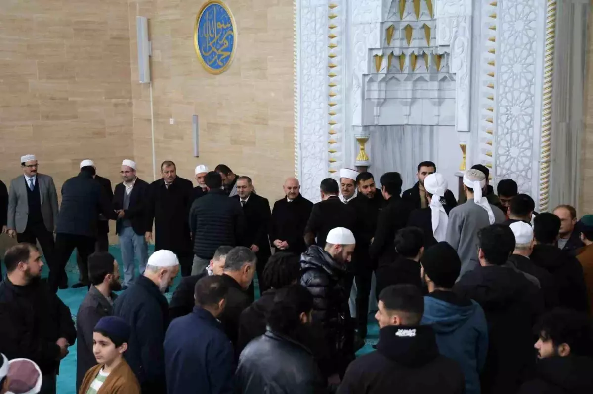 Filistinli öğrencinin şehit edilen ailesi için gıyabi cenaze namazı kılındı