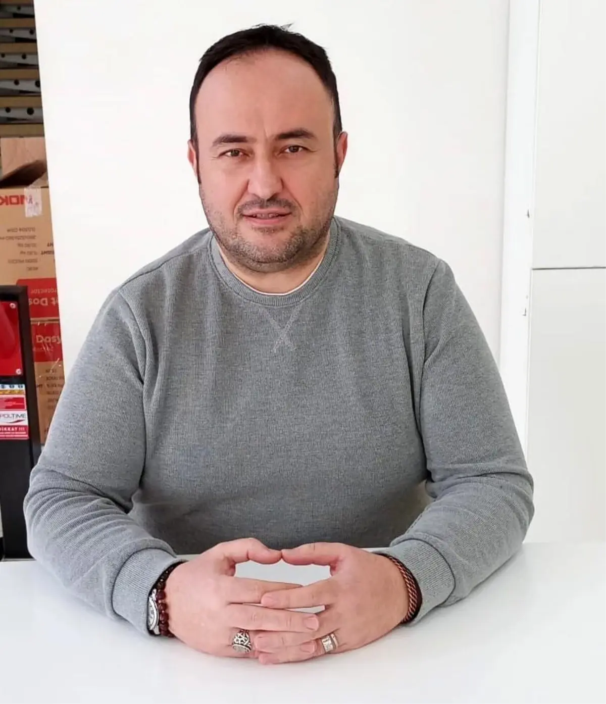 Gece yarısı kırmızı ışıkta mendil satan çocuklar için yetkililere çağrı