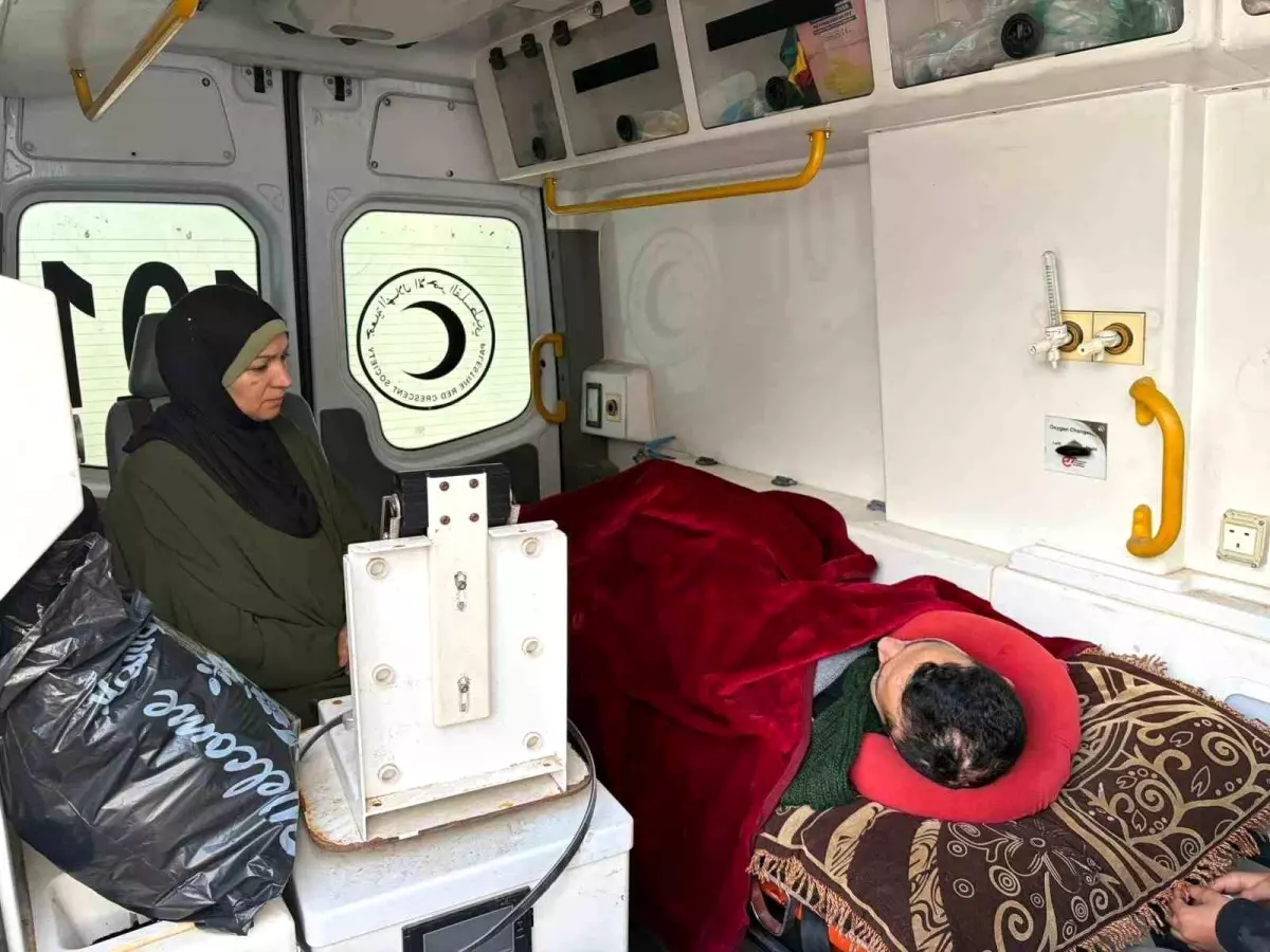 İsrail Refah sınır Kapısı\'nda geçişi durdurdu, hastalar ambulanslarda mahsur kaldı