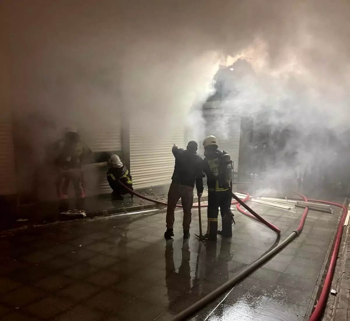 Besni\'de Hırdavat Dükkanında Yangın