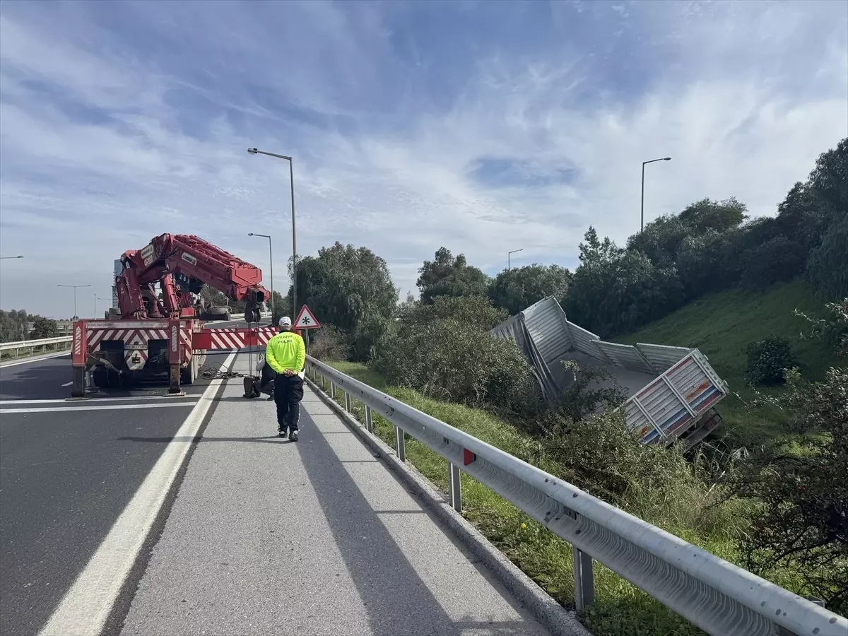 İzmir\'de Kamyon Devrildi: 1 Yaralı