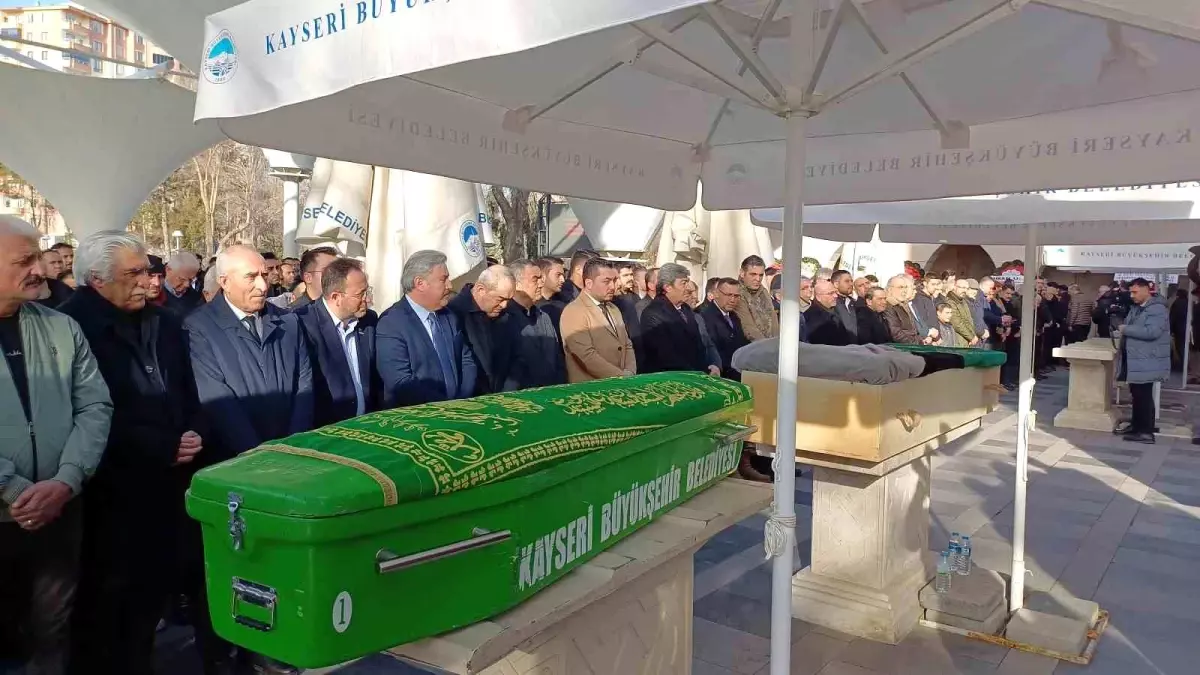 KAYSO Başkanı Mehmet Büyüksimitci\'nin annesi son yolculuğuna uğurlandı