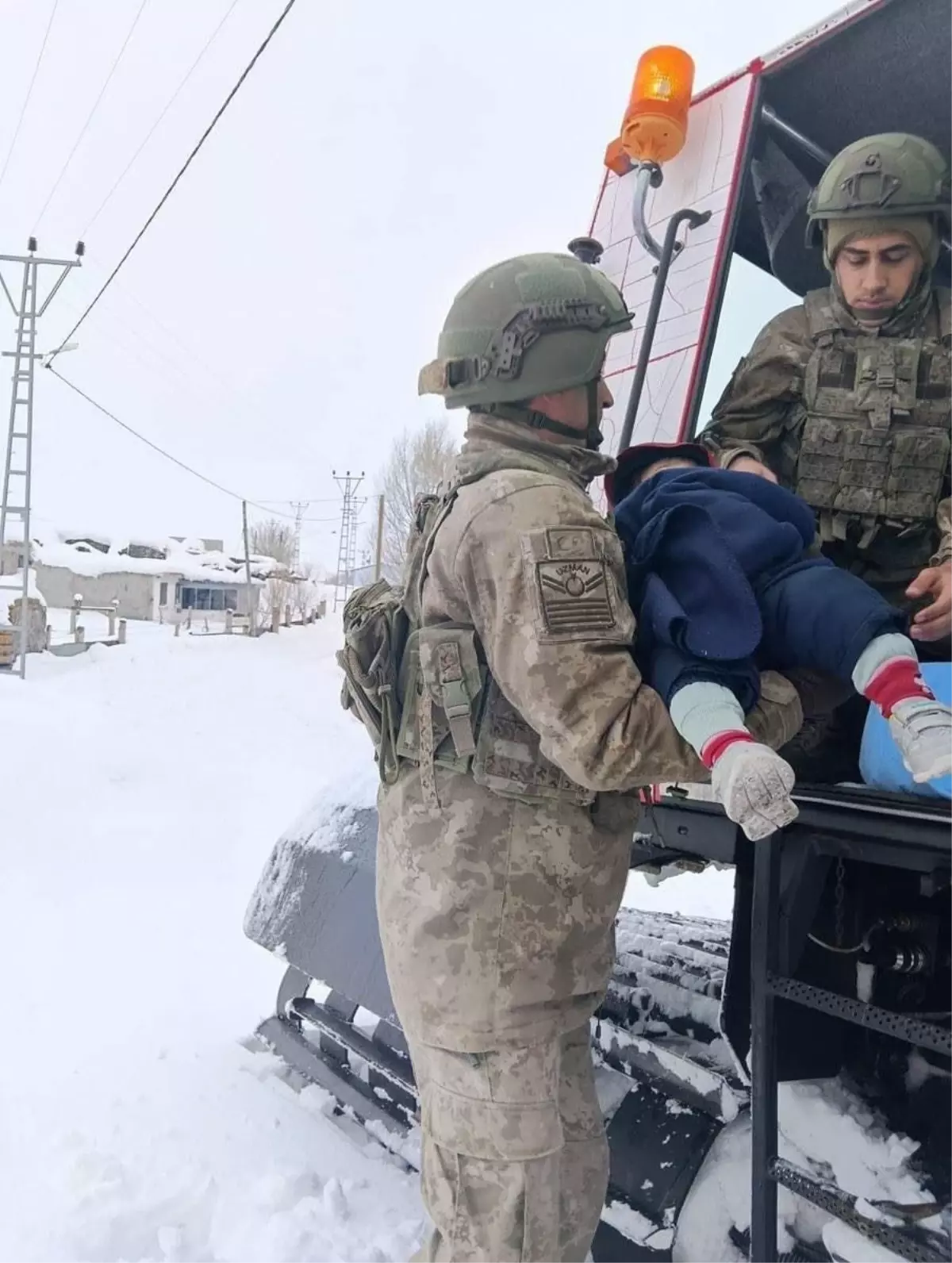 Kars\'ta Hasta Çocuklar, Kar Küreme Aracıyla Kurtarıldı