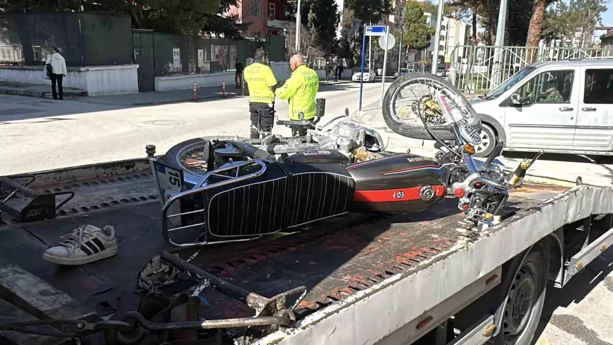 Motosiklet kavşağa kontrolsüz girerek otomobile çarptı: 1\'i ağır 2 yaralı