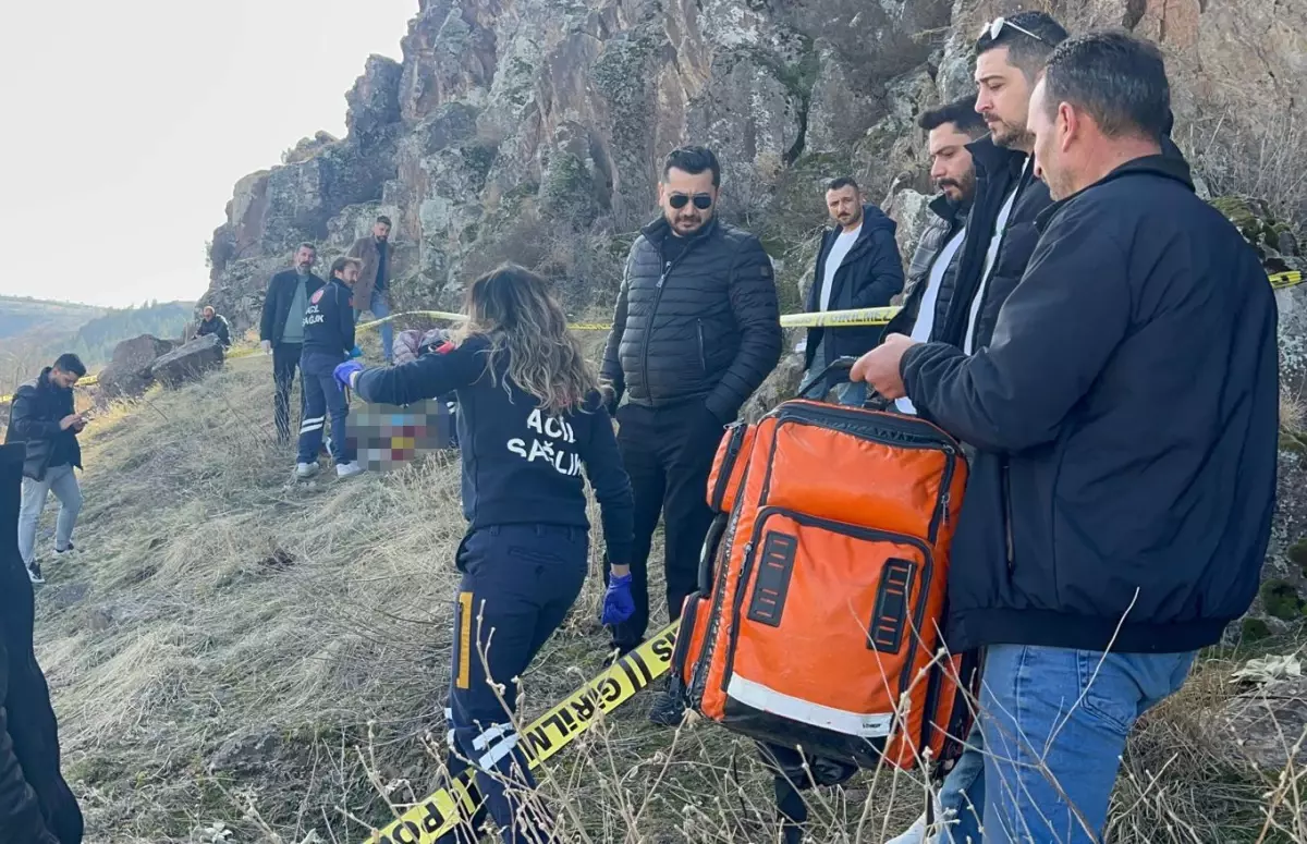 19 Yaşındaki Kız Kayalıklarda Ölü Bulundu
