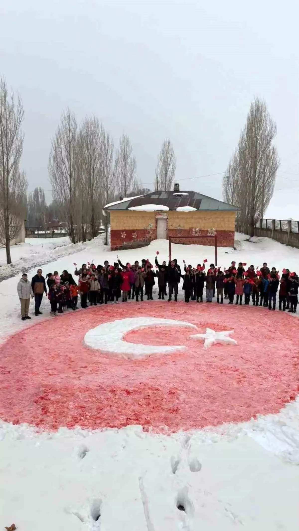 Öğrenciler Kar Üstünde Türk Bayrağı Yaptı