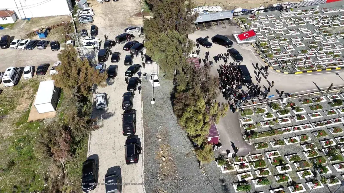 Özgür Özel\'den 30 araçlık konvoyla deprem mezarlığına ziyaret