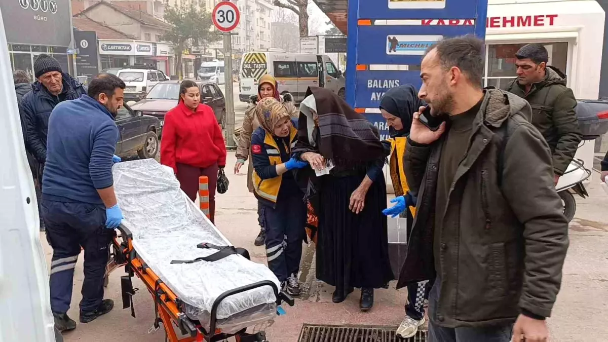 İnegöl\'de Kargo Minibüsü Yaşlı Kadına Çarptı