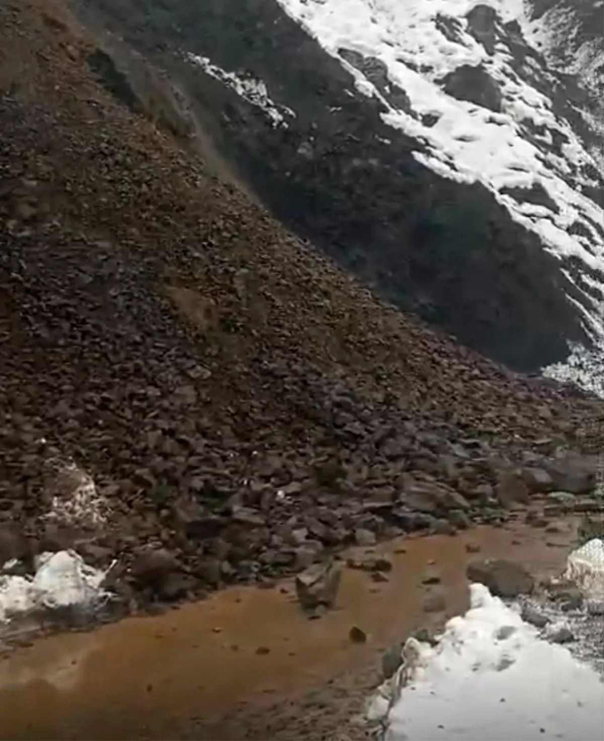 Sason\'da Heyelan: Minibüs Yolda Mahsur Kaldı