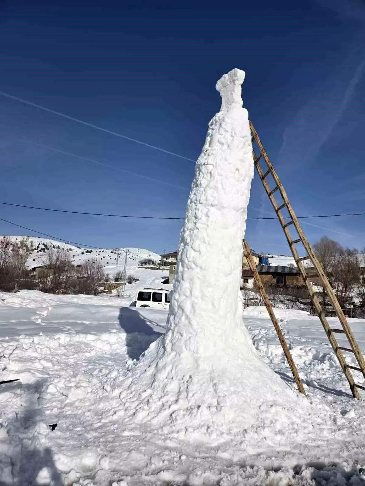 Geynik\'te 8 Metrelik Kardan Adam Yapıldı