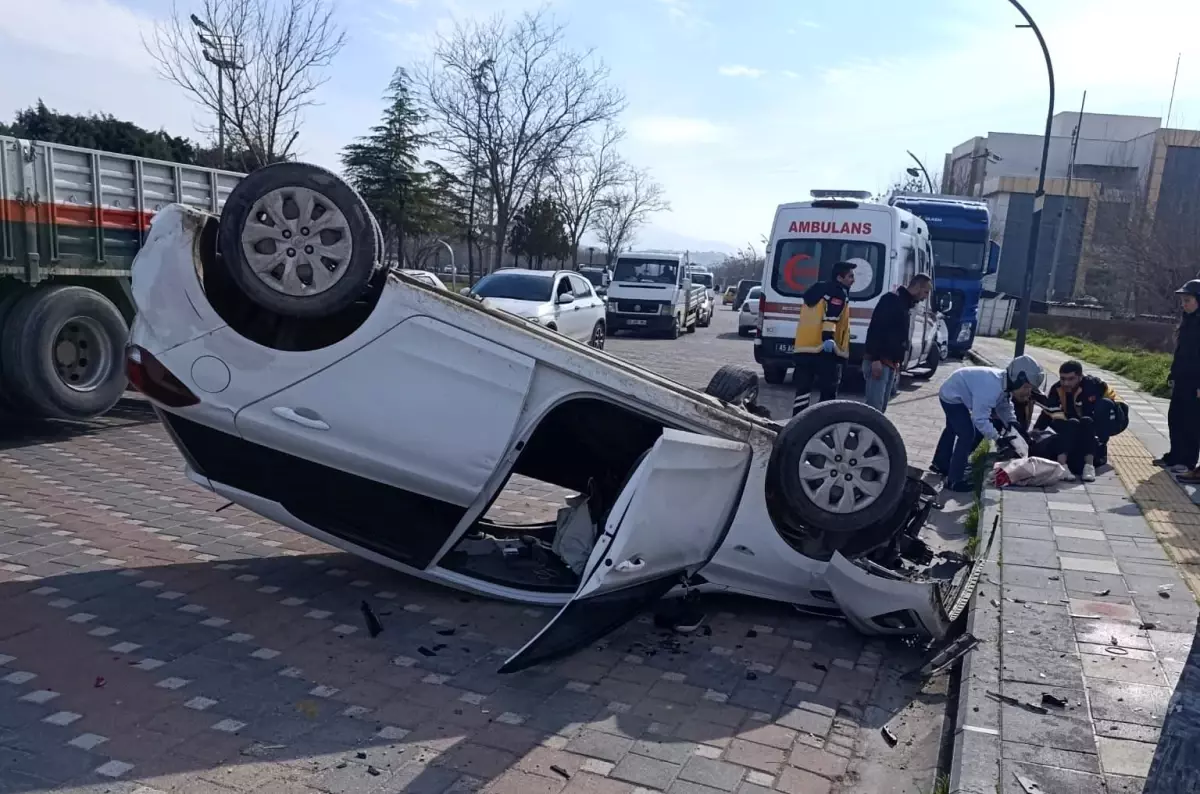 Turgutlu\'da Otomobil Takla Attı