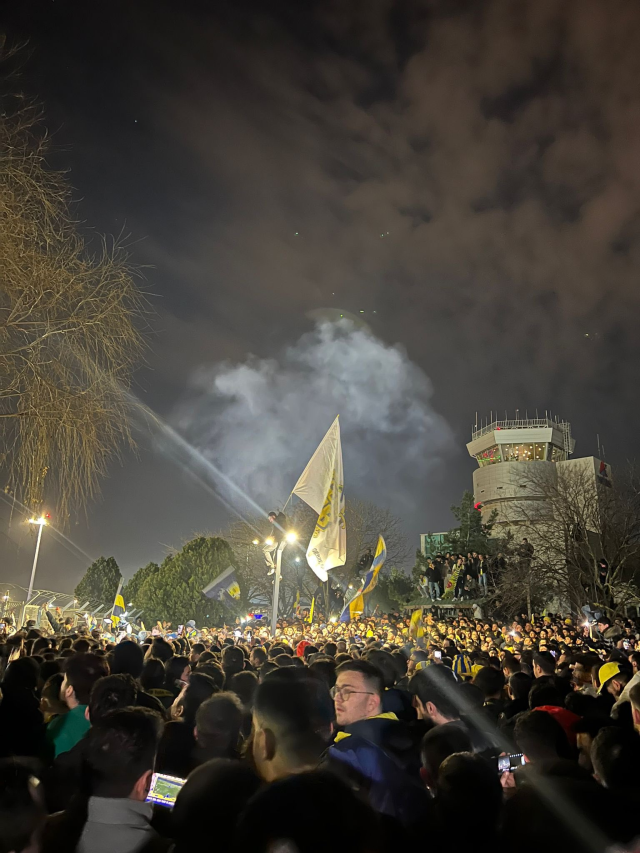Tek bir nedeni var! Görüntüdeki trafik düğün konvoyu ya da asker uğurlaması için değil
