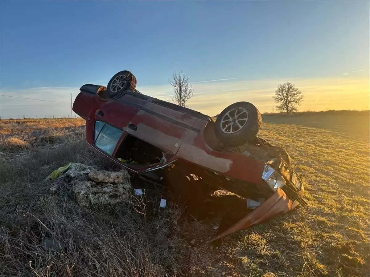 Uşak\'ta Otomobil Devrildi: 2 Yaralı