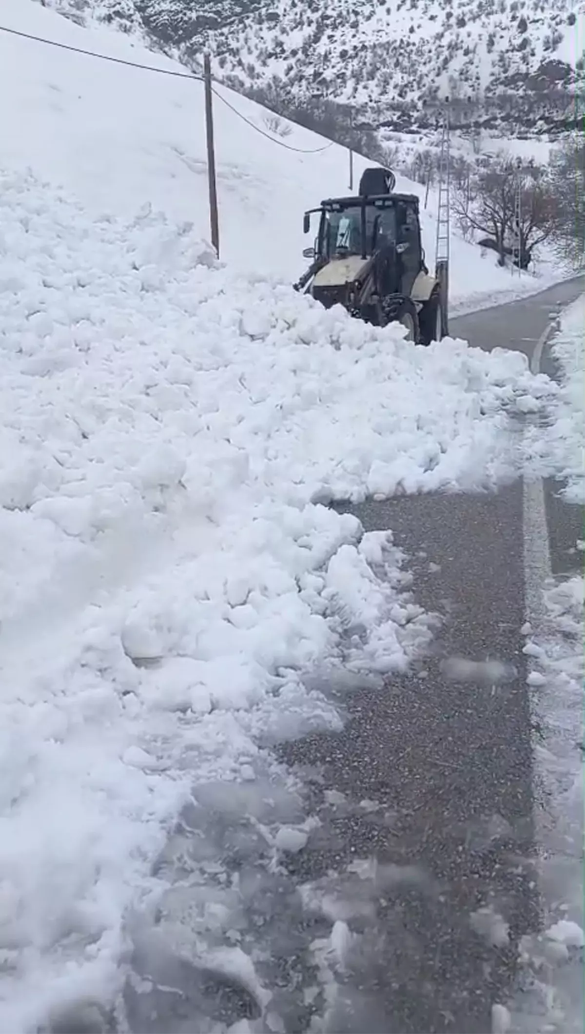 Çatak\'ta Çığ Tehlikesi: İş Makinesi Kılpayı Kurtuldu