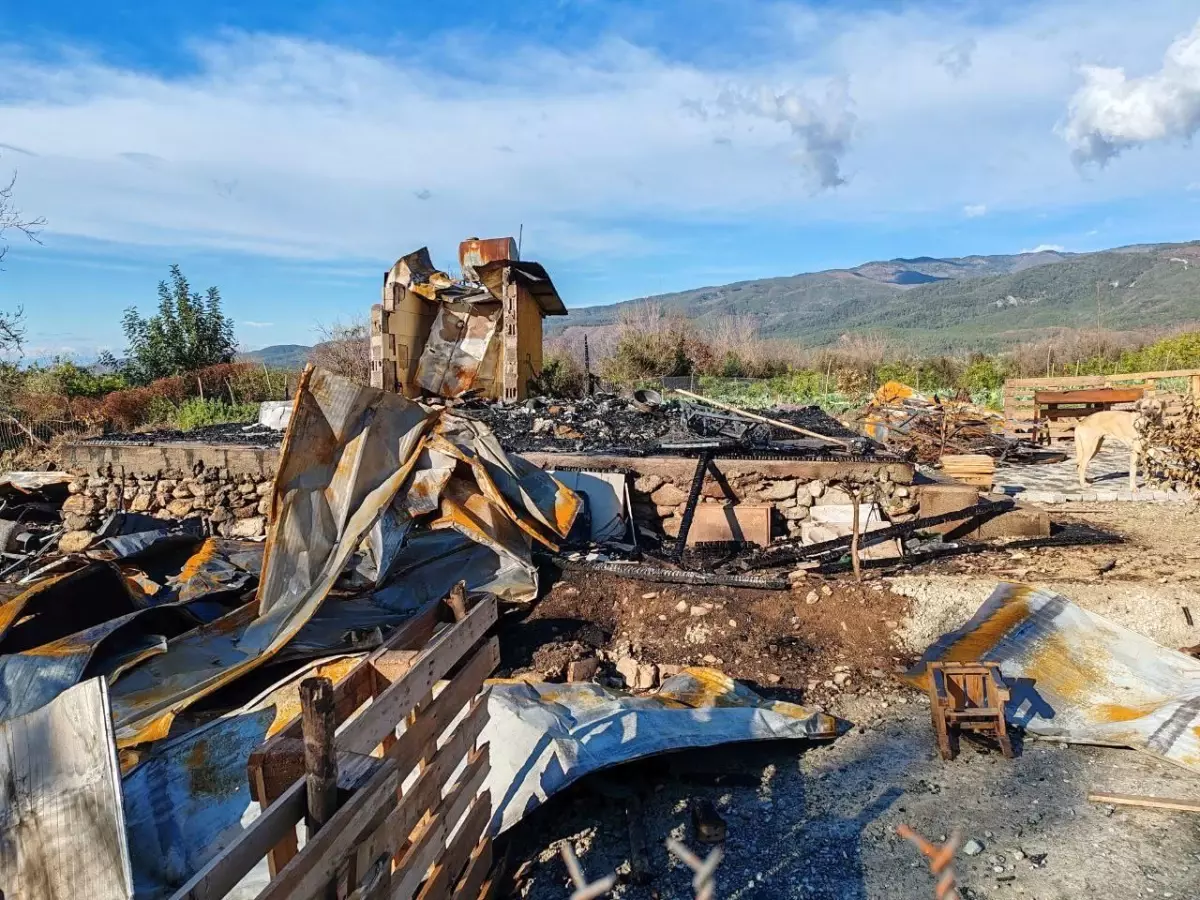 Yangında Yaralanan Emekli Polis Hayatını Kaybetti