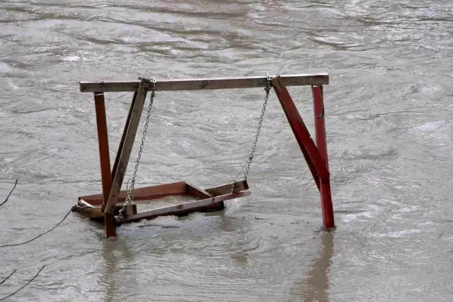 Su seviyesi 2 metre yükseldi, piknik masaları akıntıya kapıldı