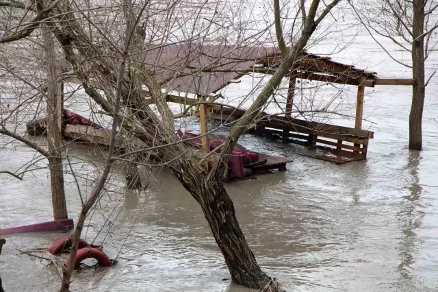 Su seviyesi 2 metre yükseldi, piknik masaları akıntıya kapıldı