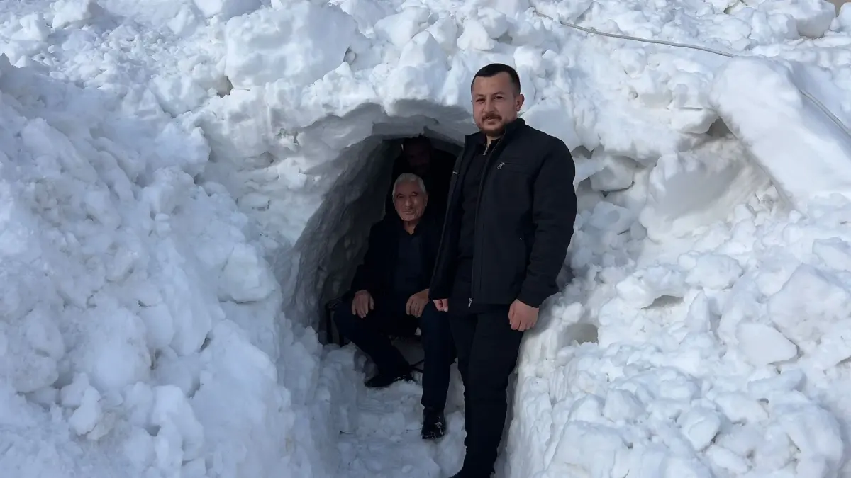 Yüksekova\'da Esnaf Kar Tüneli Açtı