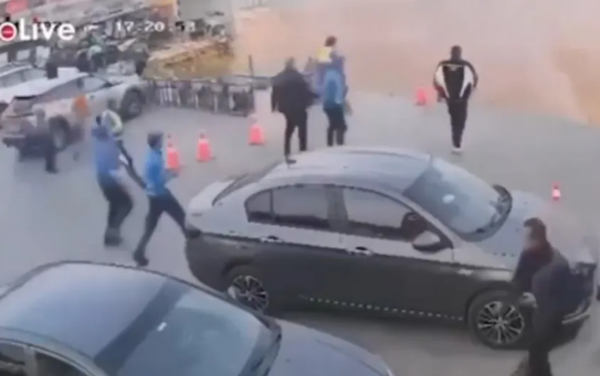 Zemin çökmesi sonucu benzin istasyonu yerin altına gömüldü