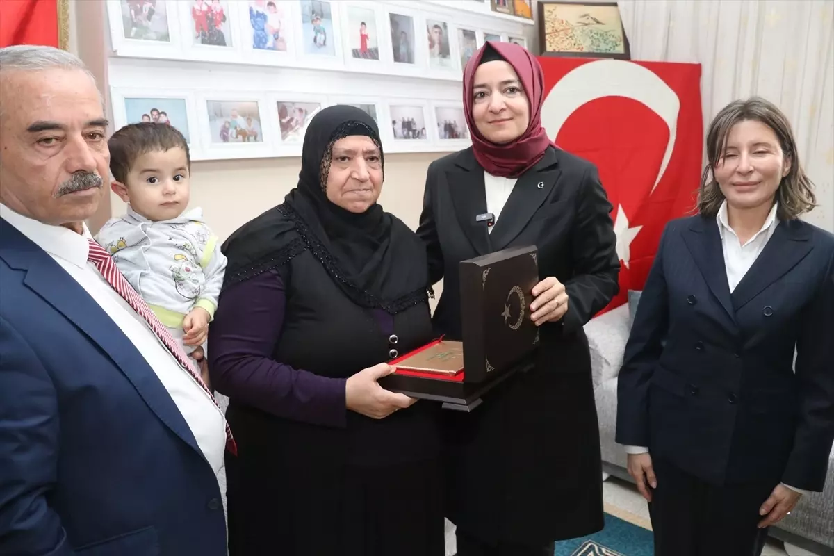 AK Parti Genel Başkan Yardımcısı Kaya, Adana\'da şehit ailesi ve huzurevi sakinleriyle görüştü