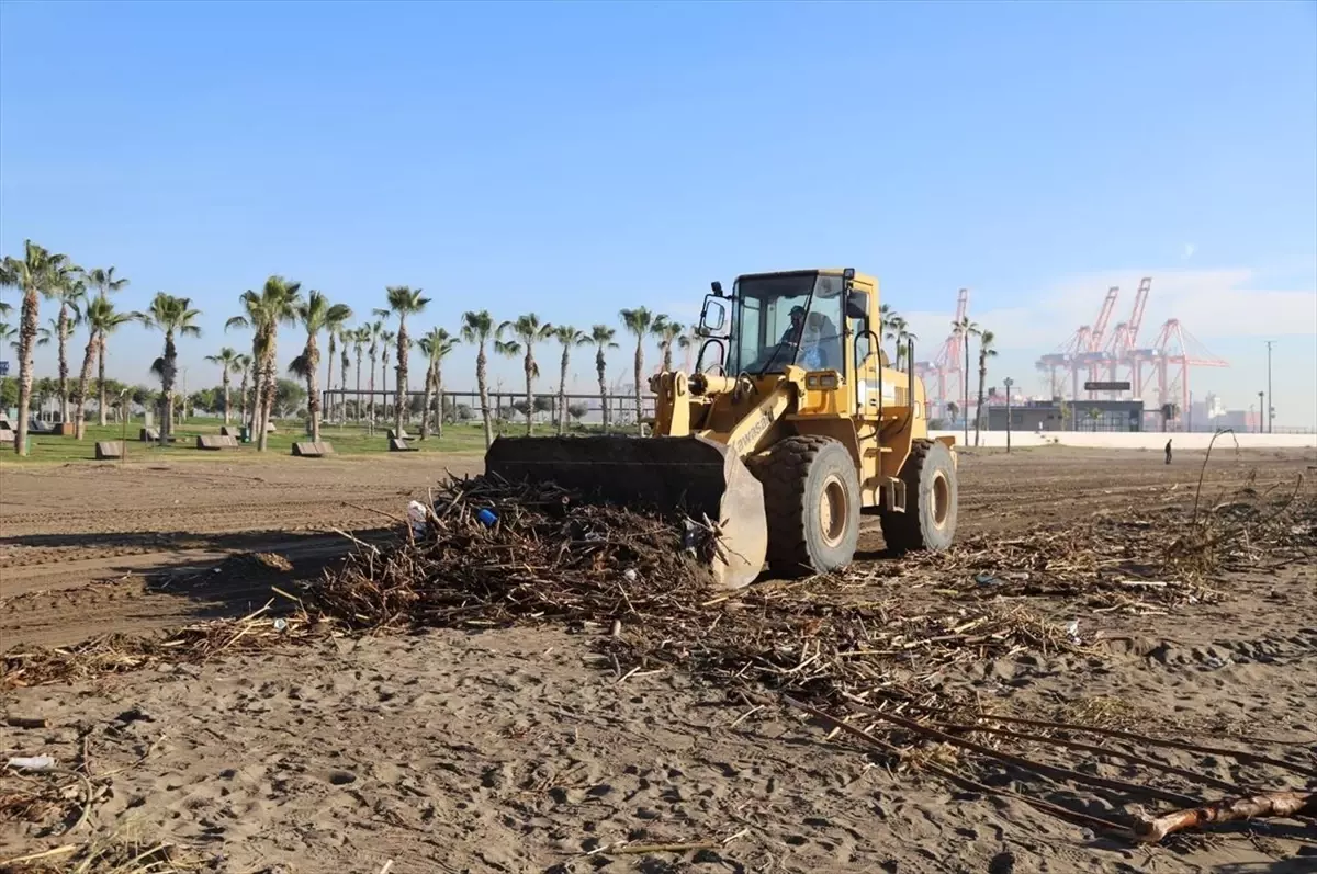 Mersin\'de Sahil Temizliği