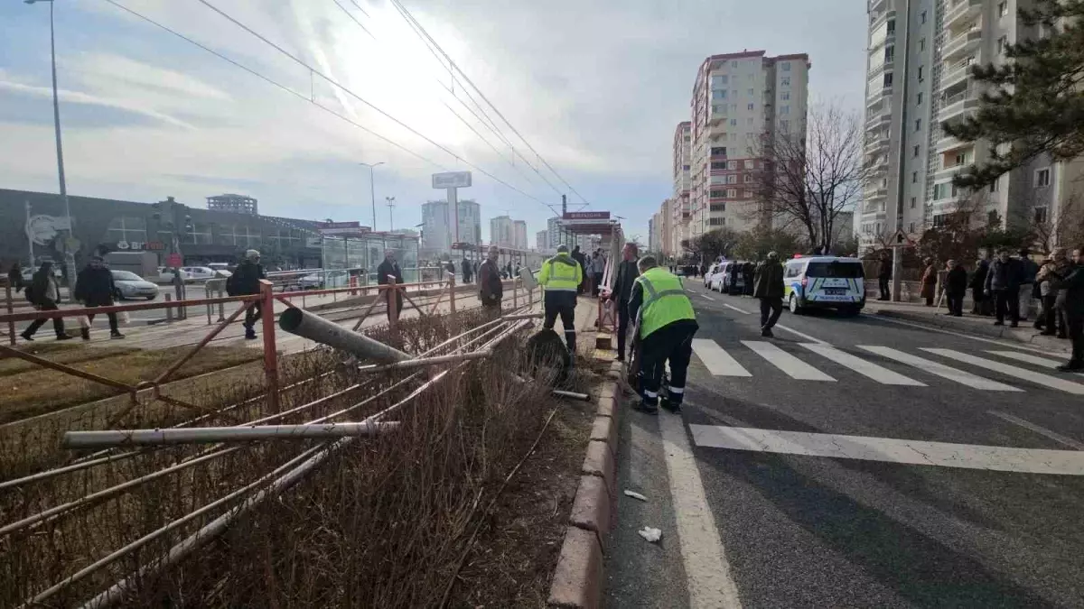 Kayseri\'de otomobil yayalara çarptı: 3 yaralı