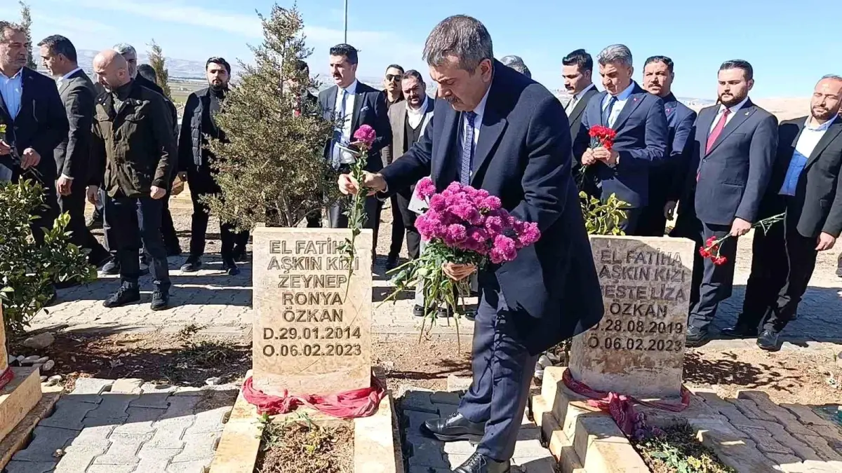 Bakan Tekin Şanlıurfa\'da deprem şehitliğini ziyaret etti