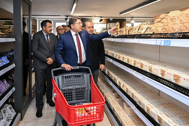 Bakan Tunç, vatandaşlarla birlikte alışveriş yaptı