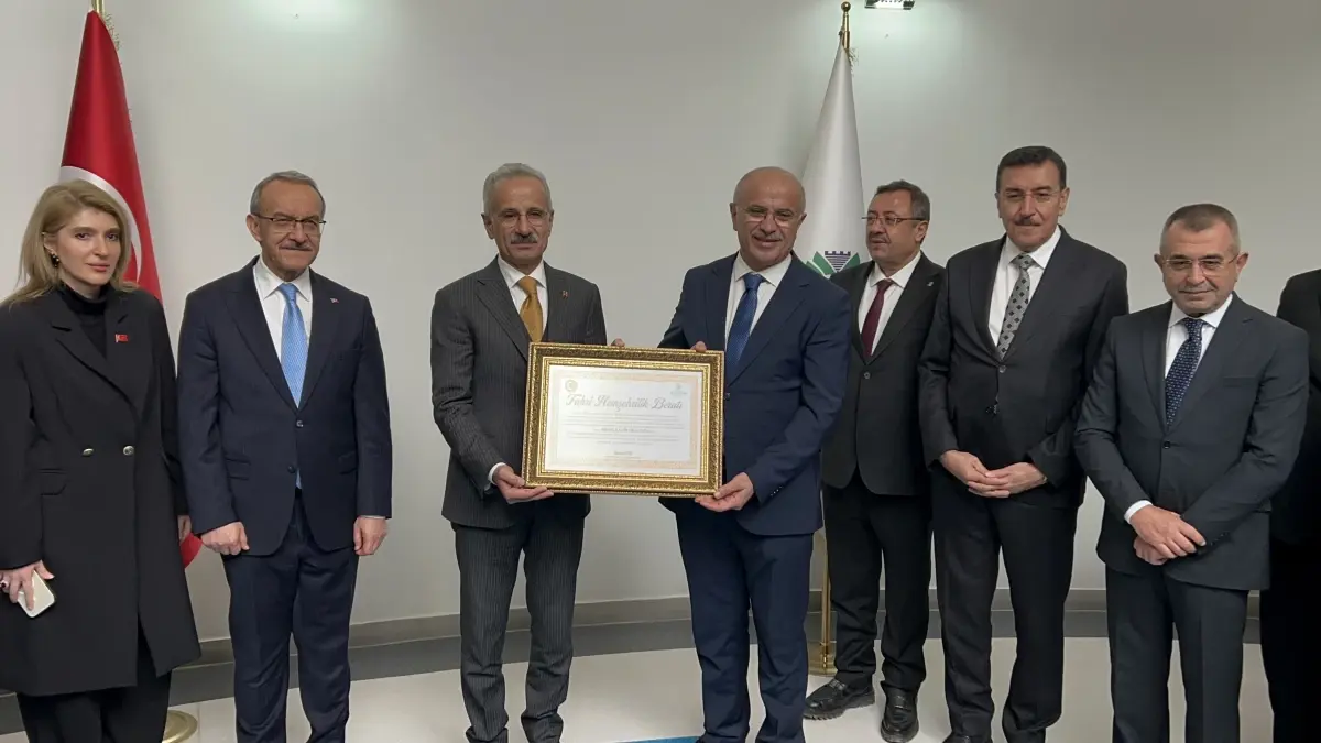 Ulaştırma ve Altyapı Bakanı Uraloğlu, Deprem Şehitliğinde Dua Etti ve Projeleri Tanıttı