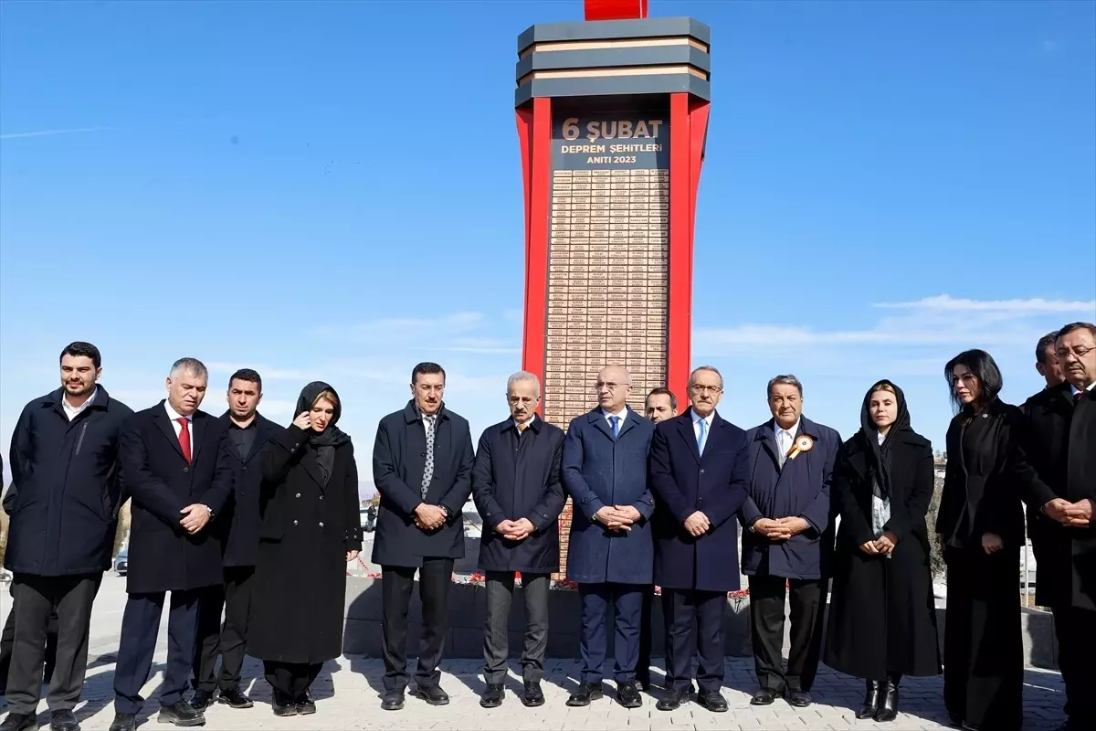 Bakan Uraloğlu, Malatya\'da depremlerde hayatını kaybedenlerin kabirlerini ziyaret etti