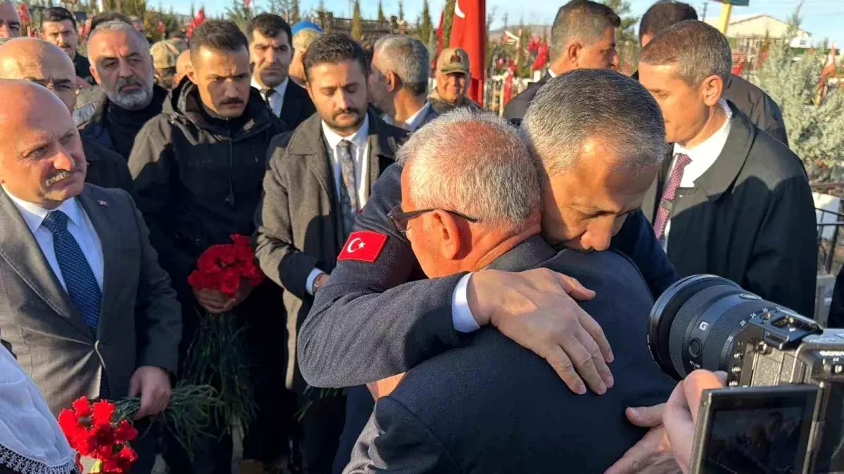 Bakan Yerlikaya, deprem şehitliğini ziyaret etti