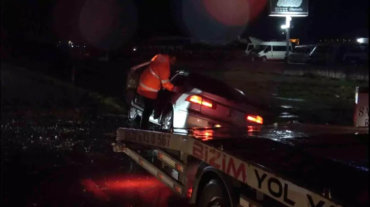 Balıkesir\'de Kaza: Direk Devrildi, Sürücü Kaçtı