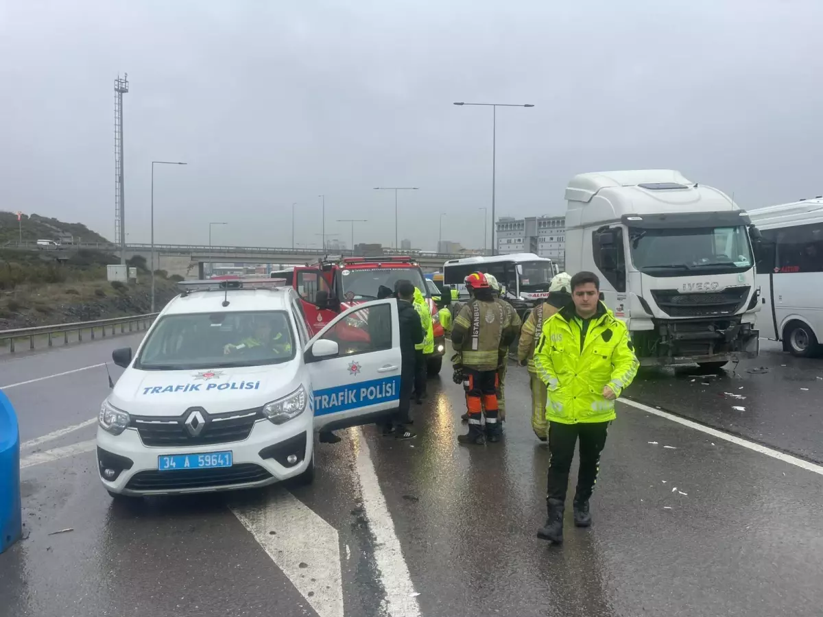 Başakşehir\'de TIR ile otomobil çarpıştı