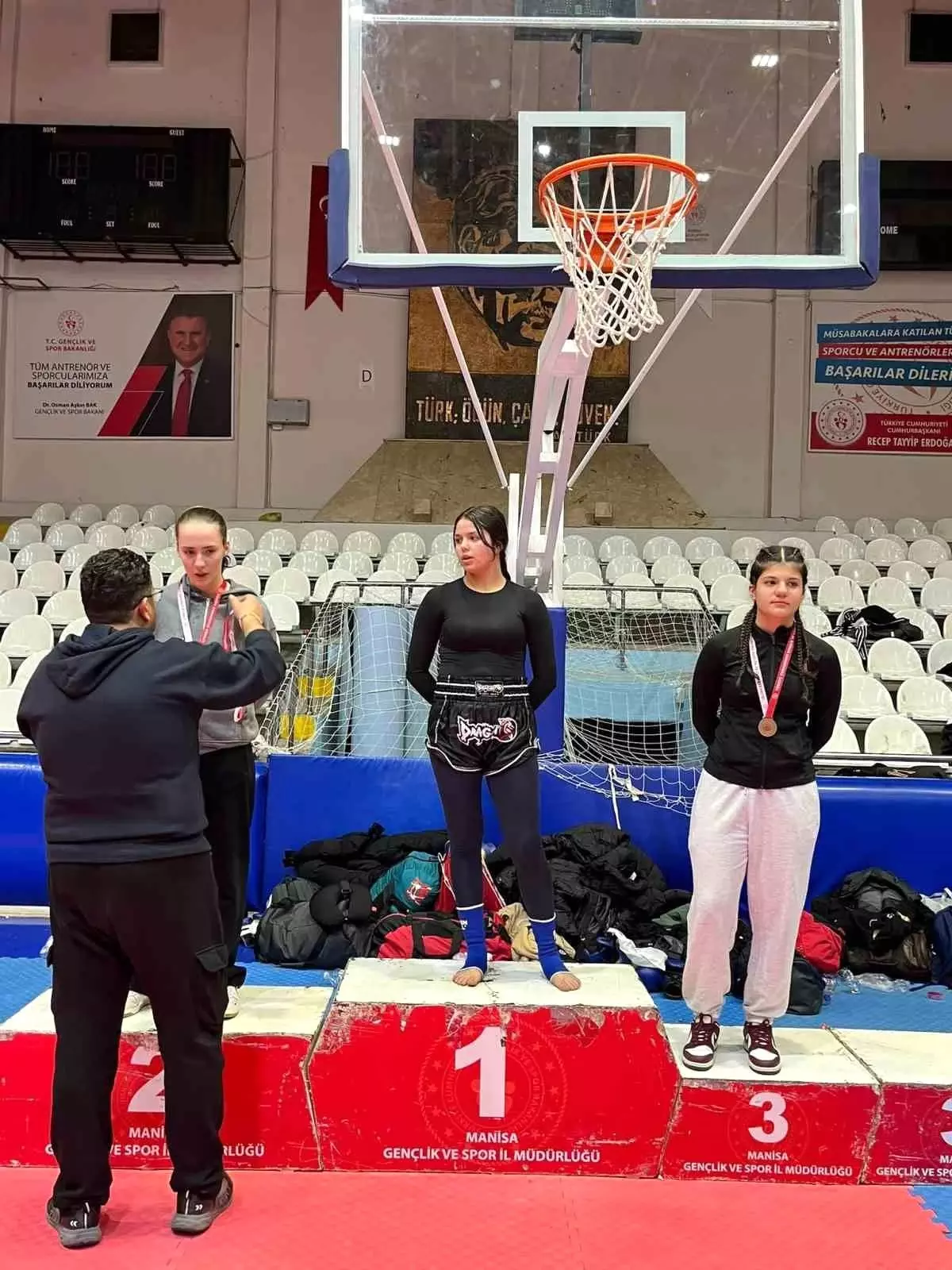 Bilecikli kick boksçular Manisa\'da büyük başarı elde etti