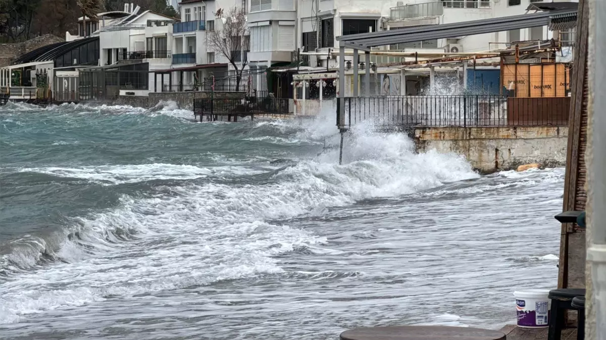 Bodrum\'da Fırtına Feribot Seferlerini İptal Etti
