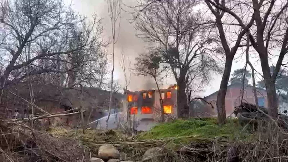 Mudurnu\'da Yangın: Ev Kül Oldu