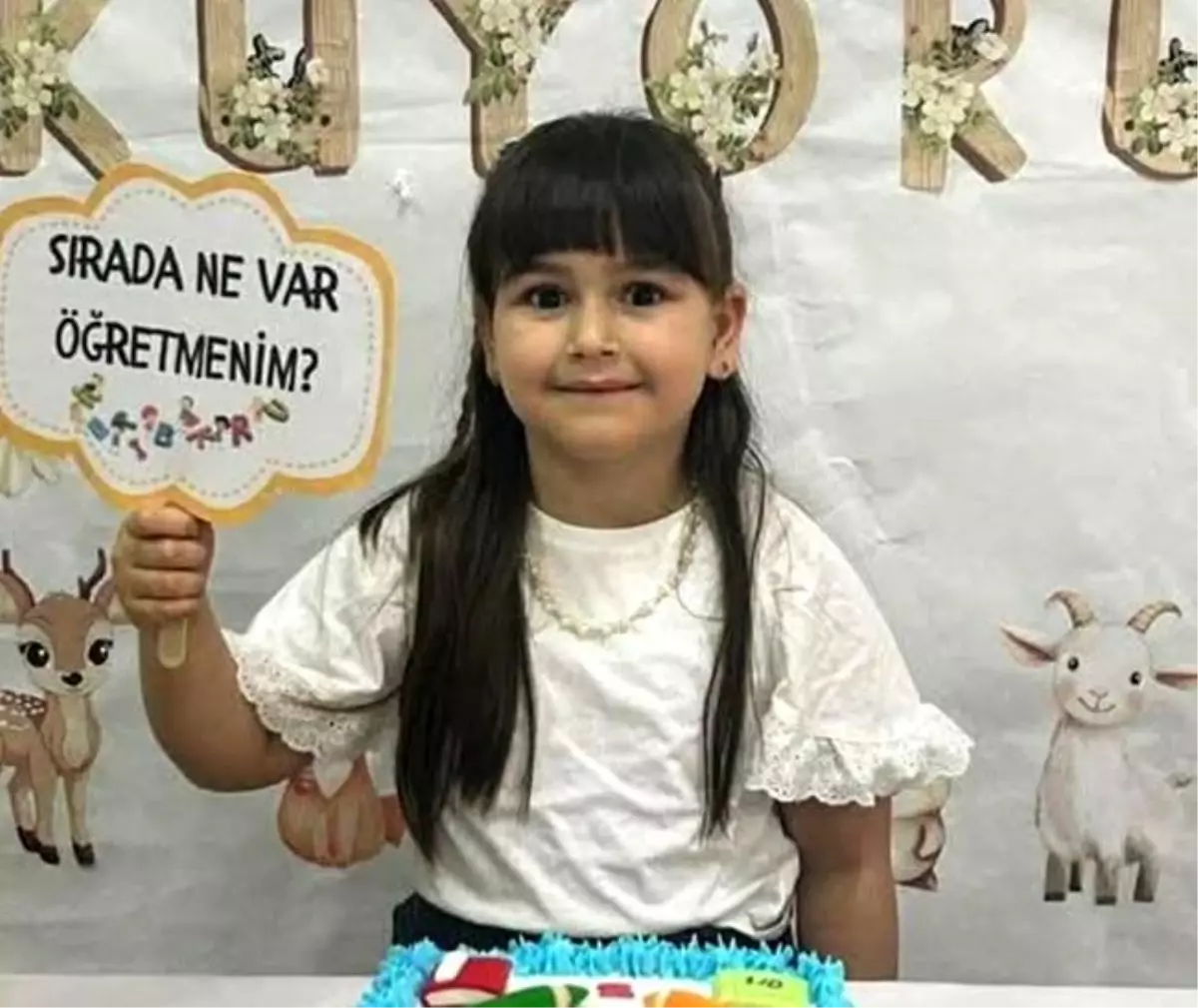 Bu acıya yürek dayanmaz! 7 yaşındaki kızının tabutunu güçlükle taşıdı