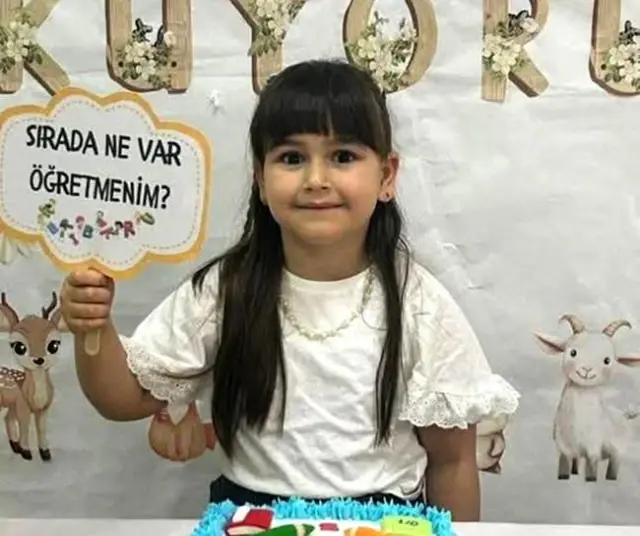 Bu acıya yürek dayanmaz! 7 yaşındaki kızının tabutunu güçlükle taşıdı Bu acıya yürek dayanmaz! 7 yaşındaki kızının tabutunu güçlükle taşıdı