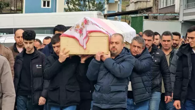 Bu acıya yürek dayanmaz! 7 yaşındaki kızının tabutunu güçlükle taşıdı Bu acıya yürek dayanmaz! 7 yaşındaki kızının tabutunu güçlükle taşıdı