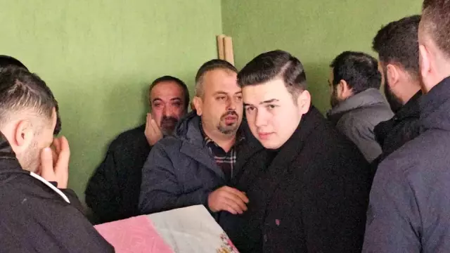 Bu acıya yürek dayanmaz! 7 yaşındaki kızının tabutunu güçlükle taşıdı Bu acıya yürek dayanmaz! 7 yaşındaki kızının tabutunu güçlükle taşıdı