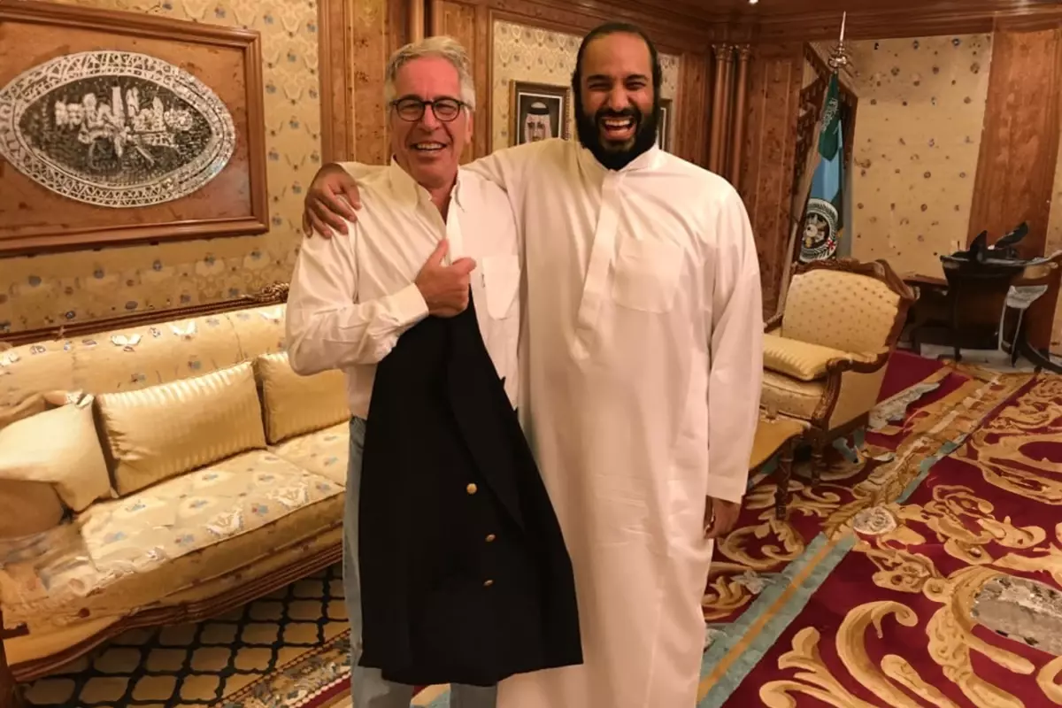 Veliaht Prens\'i zora sokacak fotoğraf! Pedofili sapığın masasında bulundu