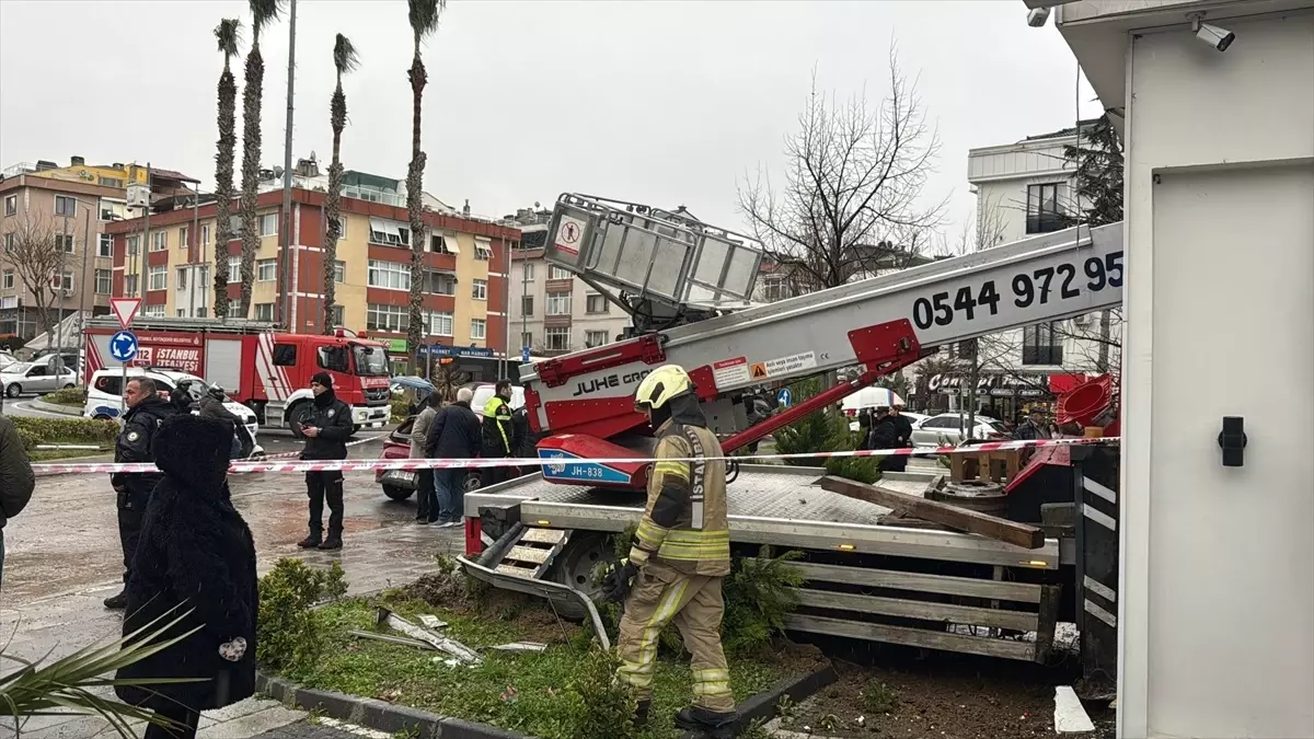 Büyükçekmece\'de Kontrolden Çıkan Kamyon Kazaya Yol Açtı