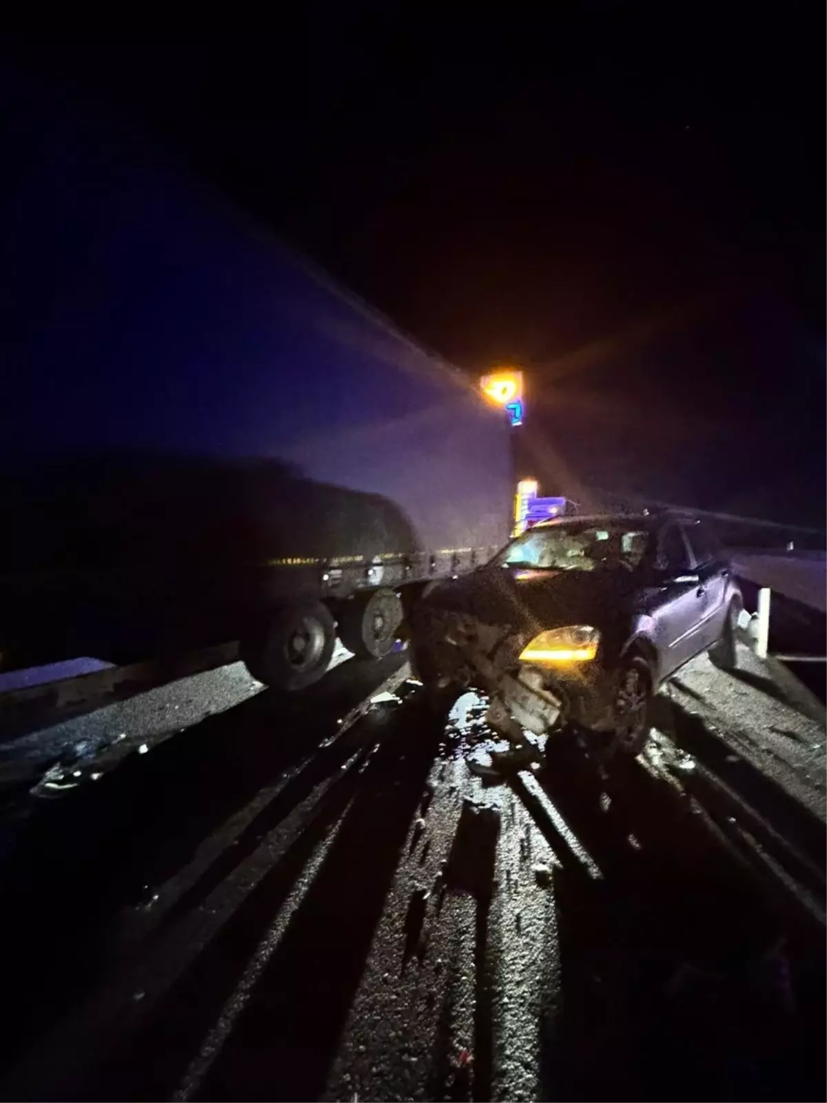 Çanakkale\'de Tırla Otomobil Çarpıştı