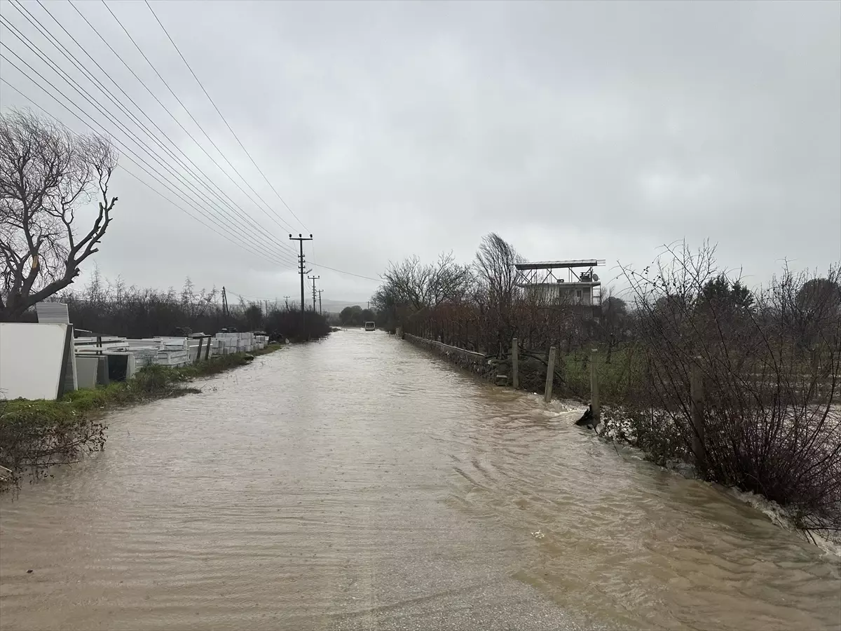 Çanakkale\'de Yağış Yolu Çöktürdü
