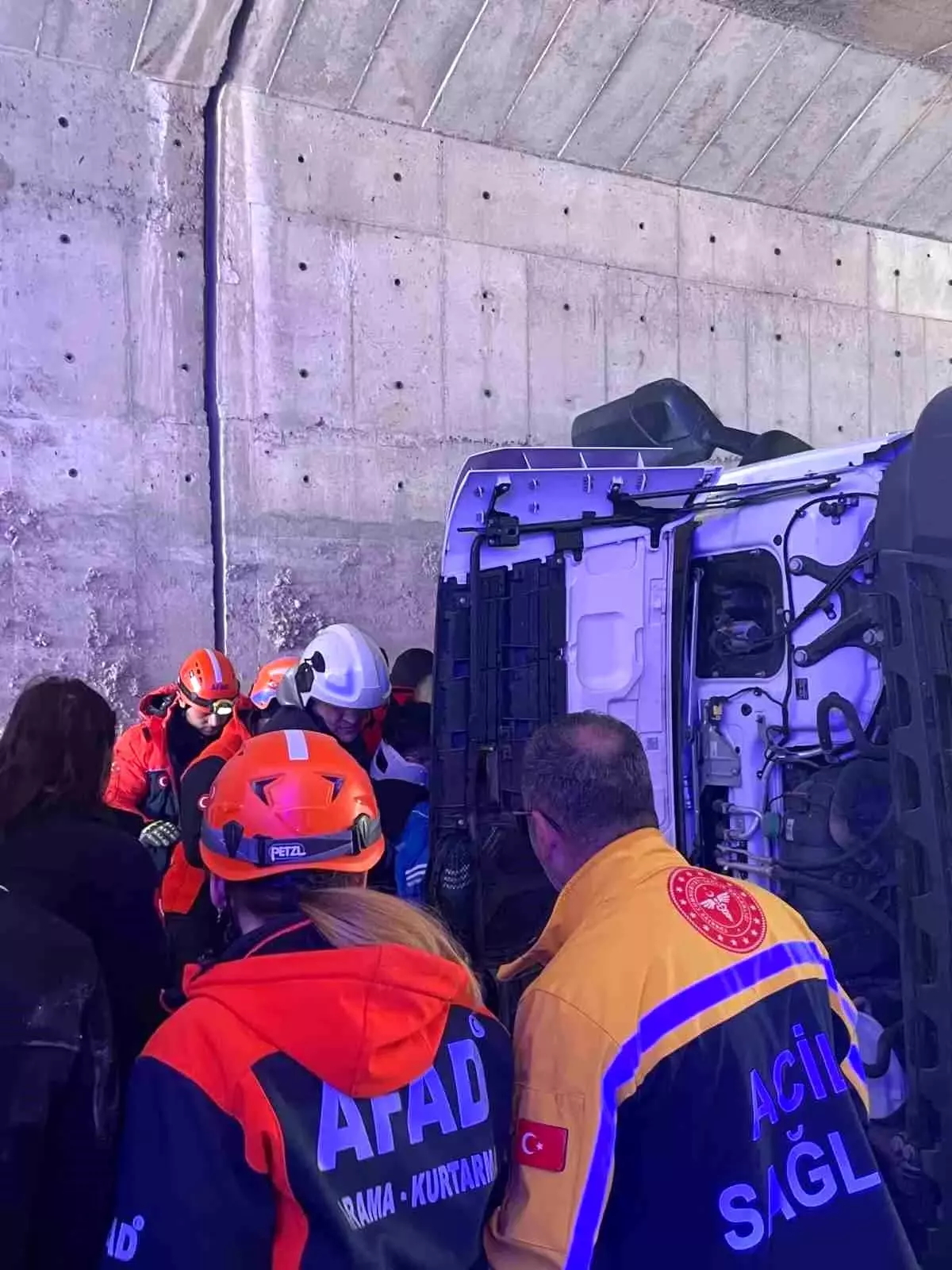 Çankırı\'da Tır Devrildi: 4 Yaralı